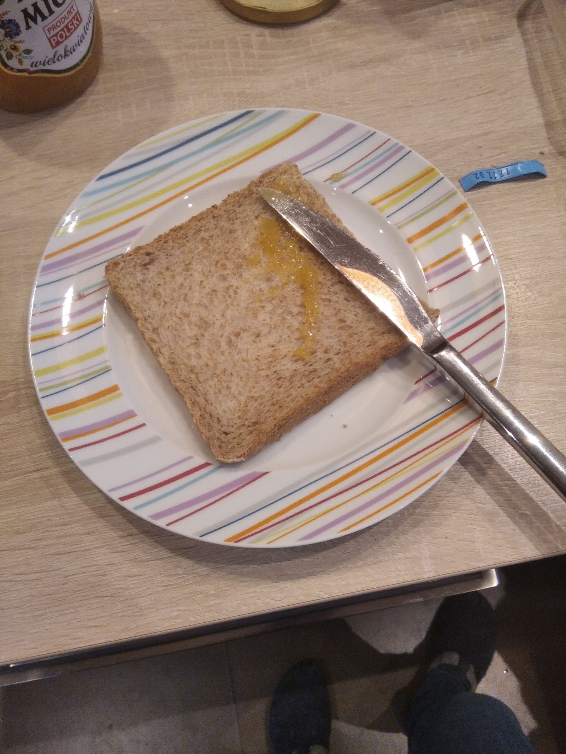 Toast mit Honig und Messer